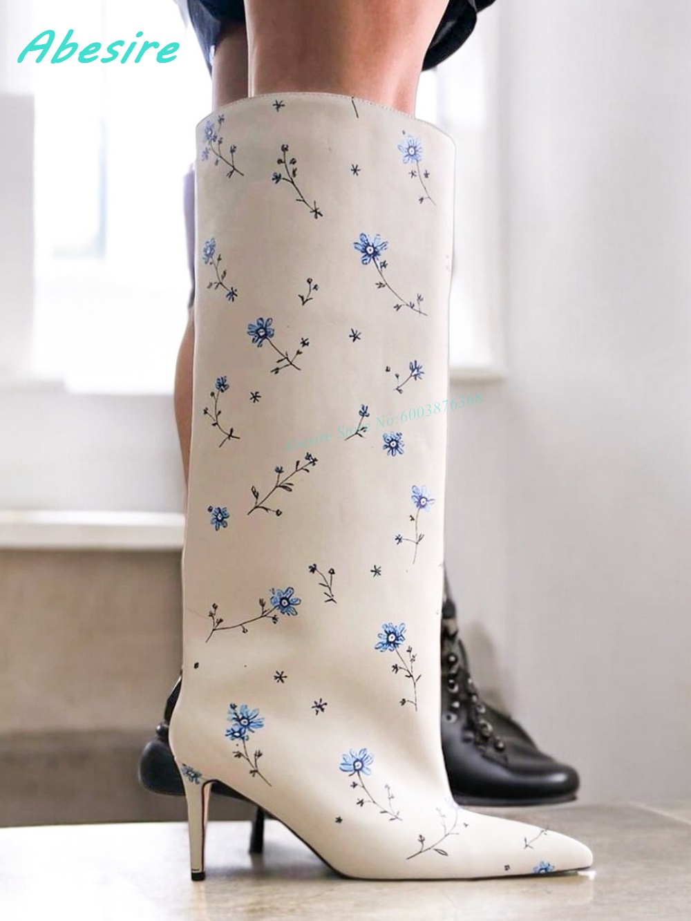 Women Fashion Show - Weiße kniehohe Stiefel mit Blumenmuster, Slip-On-Modell,