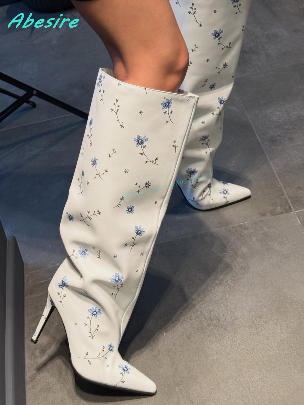 Weiße kniehohe Stiefel mit Blu – Women Fashion Show Bewertung und Preis